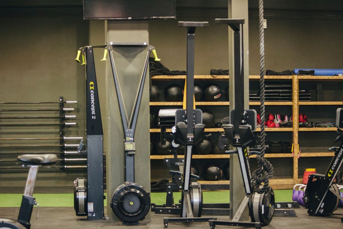 Moderné fitness vybavenie v posilňovni FitPoint