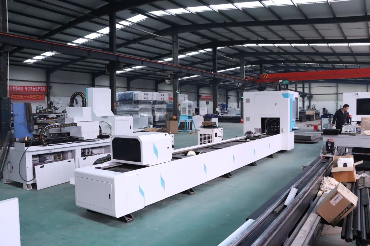 Výrobná hala s CNC strojmi Kovotech
